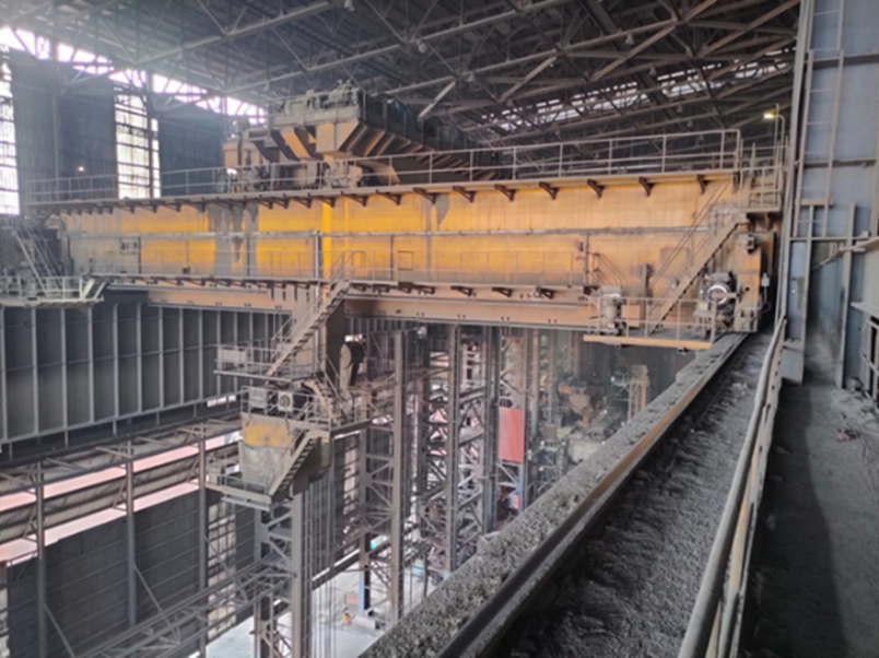 Monitoring system at a crane